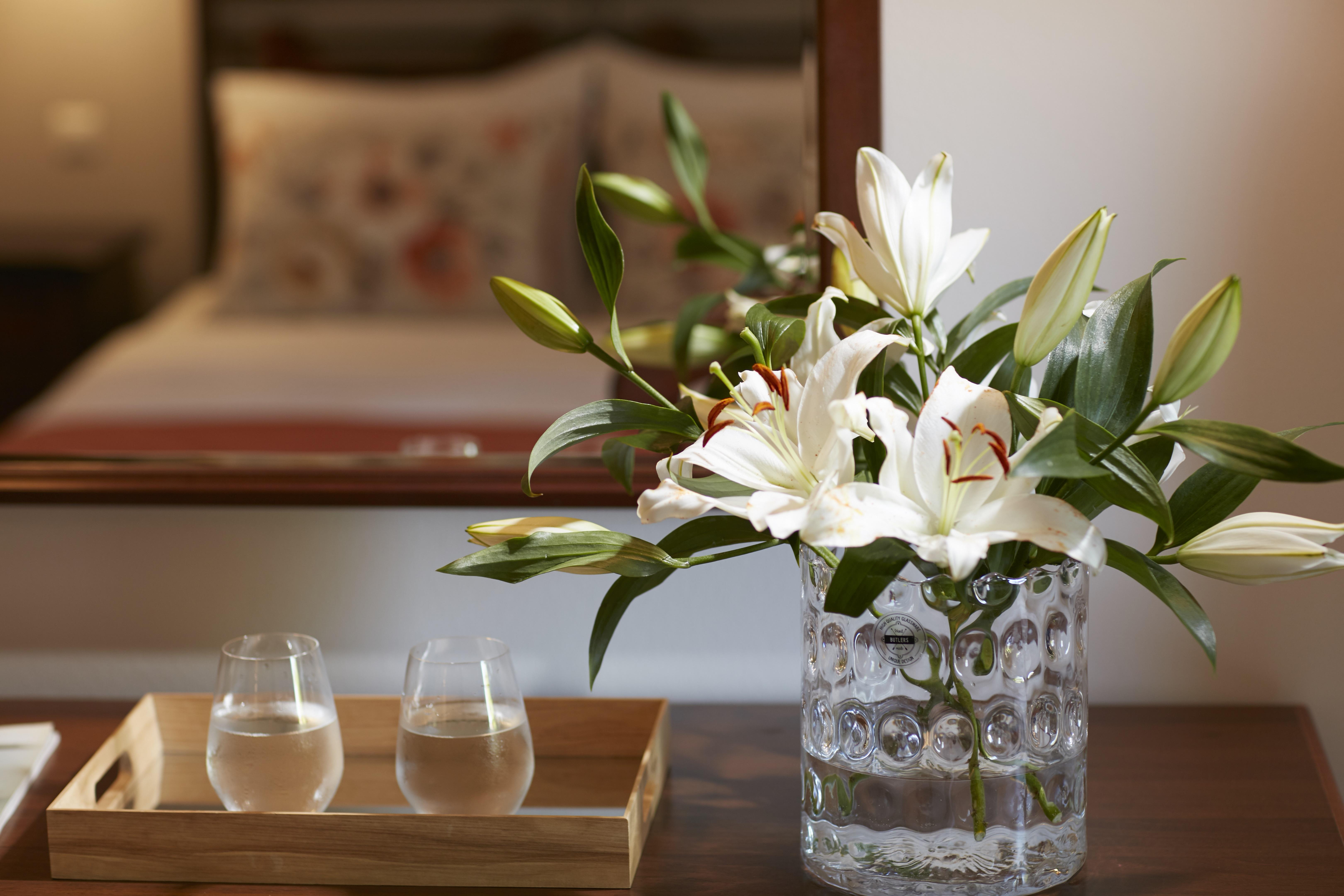 Simantro Resort Sani  외부 사진 A vase of flowers