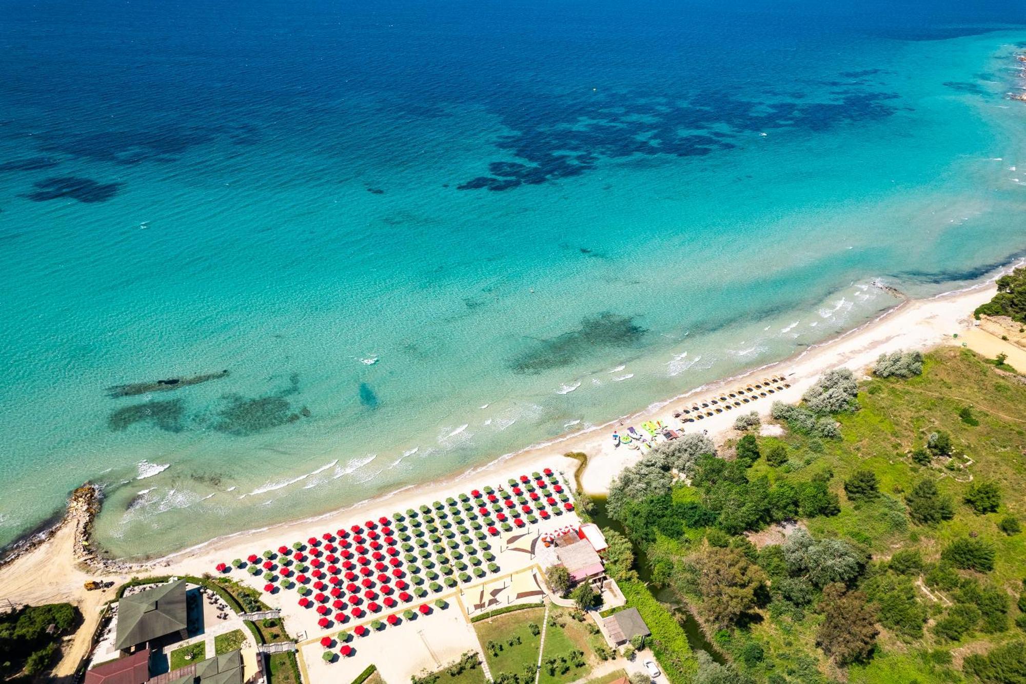 Simantro Resort Sani  외부 사진 Aerial view of the beach