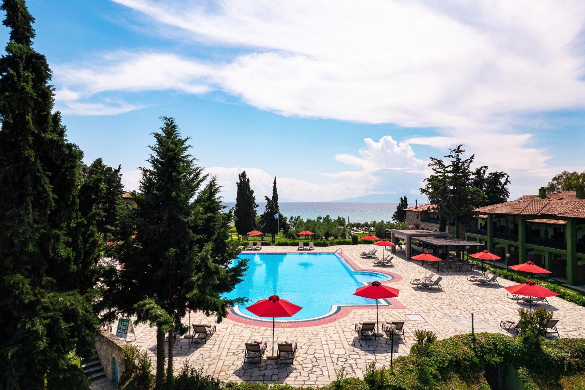 Simantro Resort Sani  외부 사진 The swimming pool at the hotel