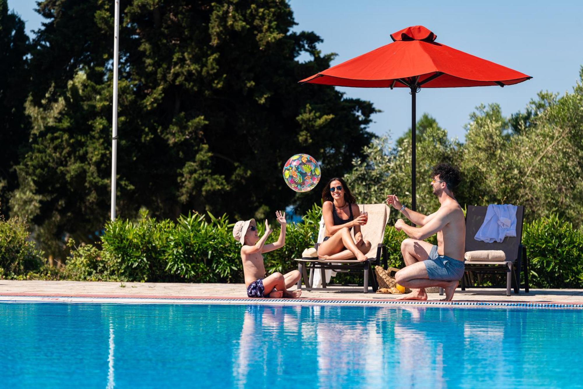 Simantro Resort Sani  외부 사진 Family at a pool