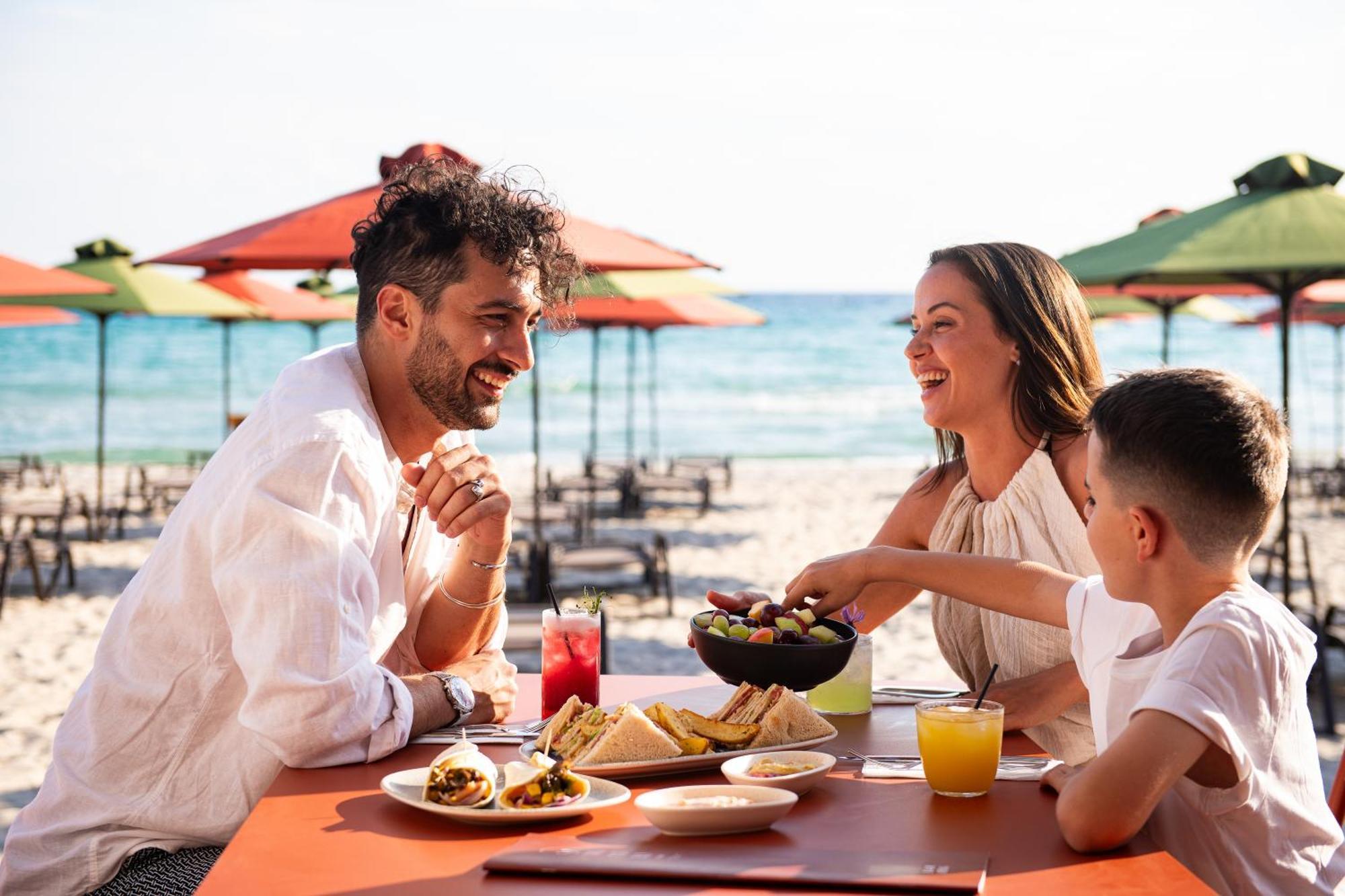 Simantro Resort Sani  외부 사진 Family dining at a beach restaurant